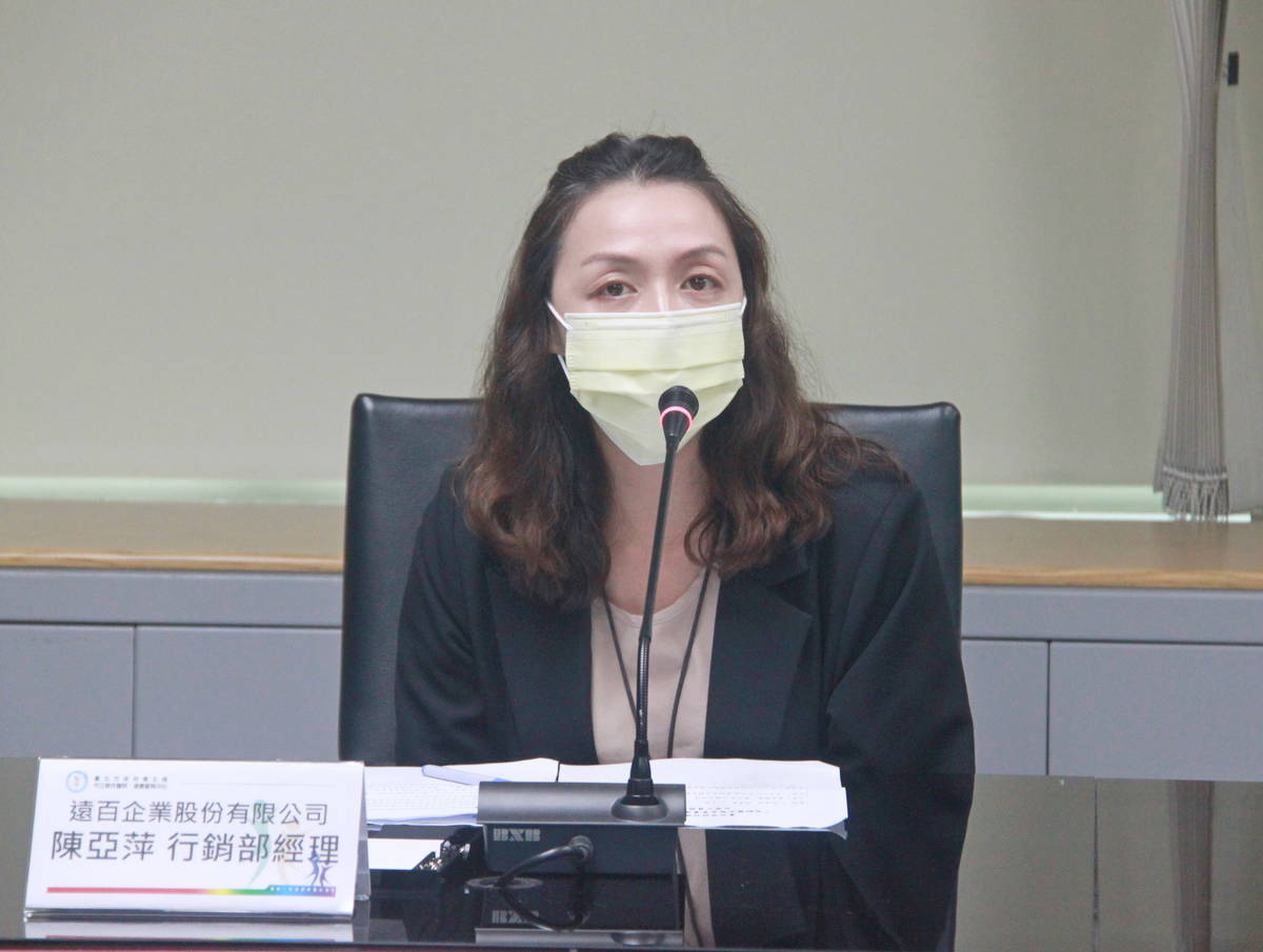 業者說明賣場友善高齡服務與設備