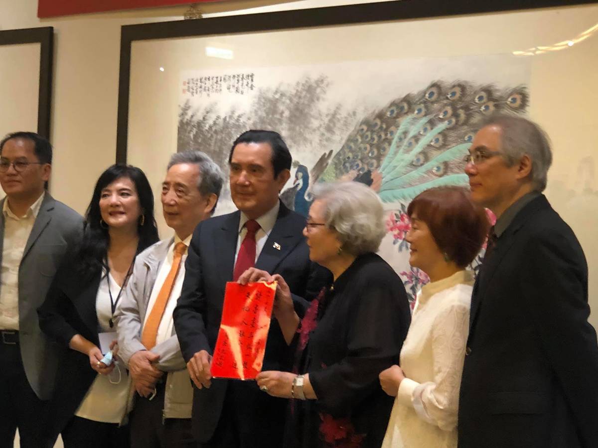 前總統馬英九親自用毛筆寫下「詩書畫三位一體，天地人融會貫通」的提字贈與林婉珍女士。