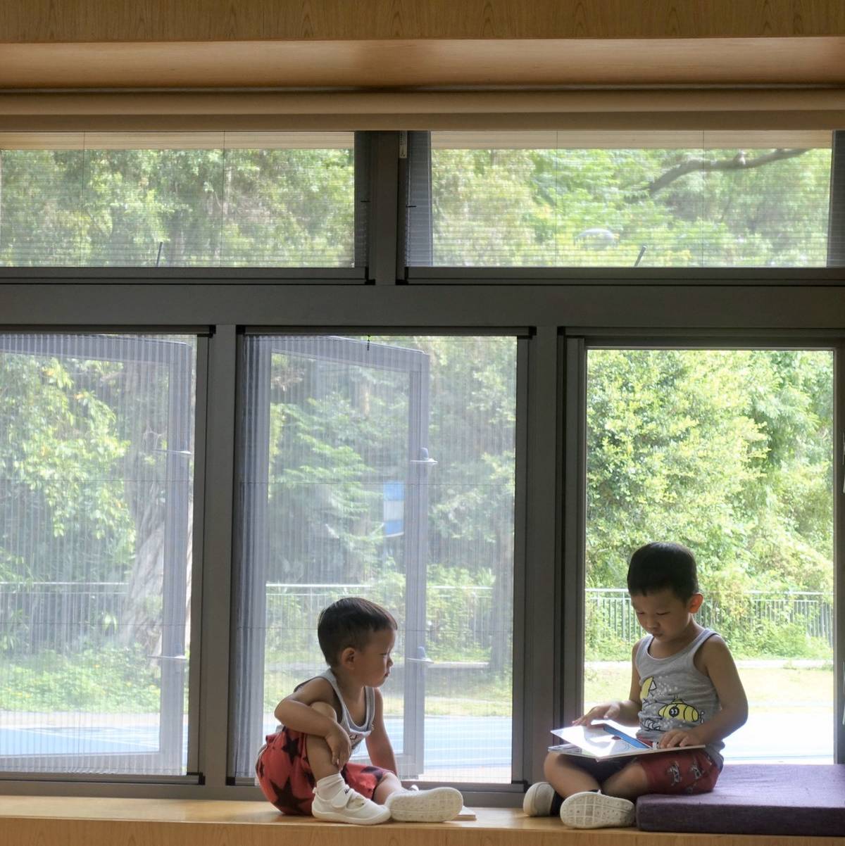 閱讀書籍的孩子們