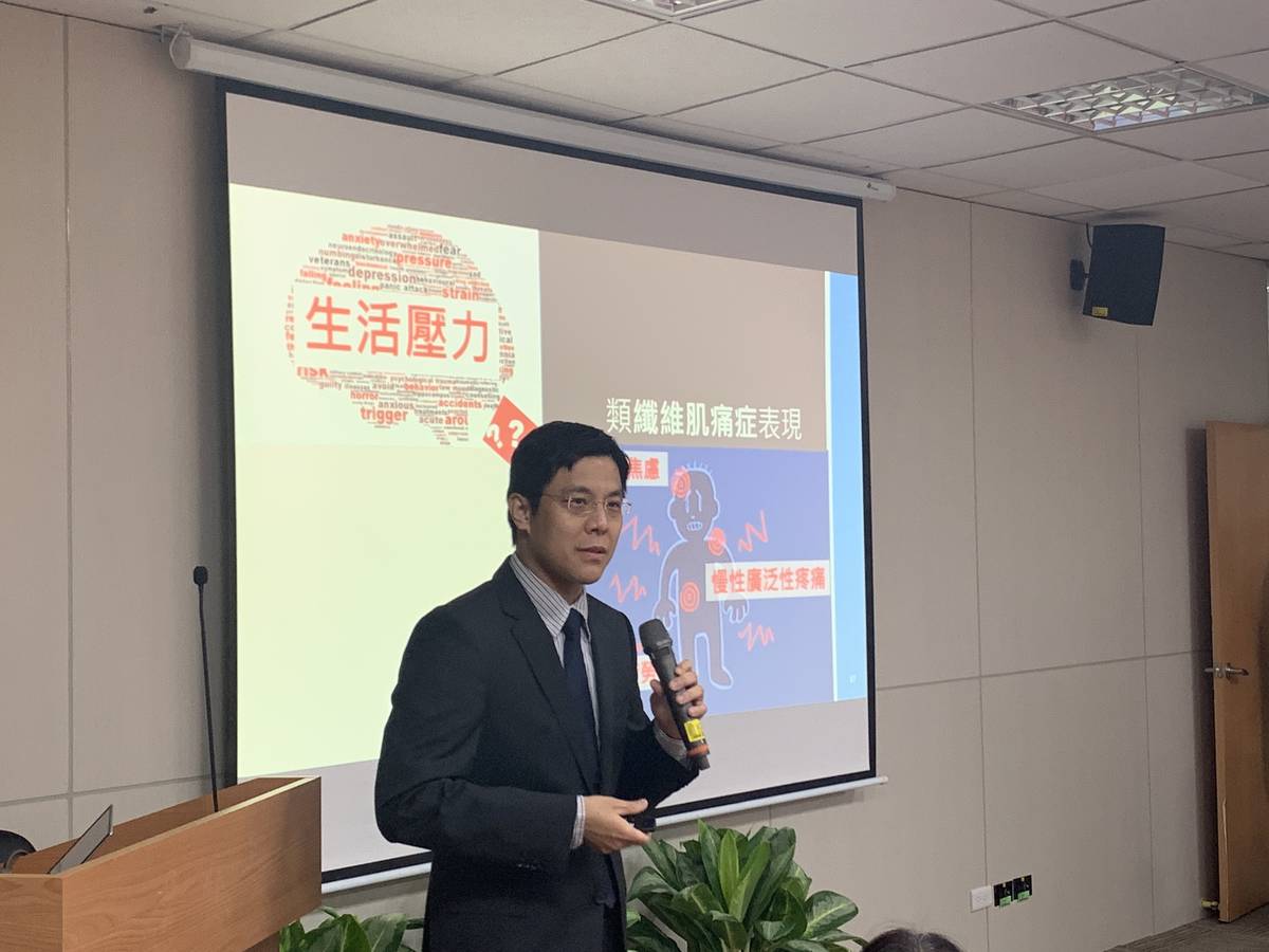 中研院生醫轉譯學程博士生洪志憲醫師表示長期生活壓力將造成全身慢性疼痛