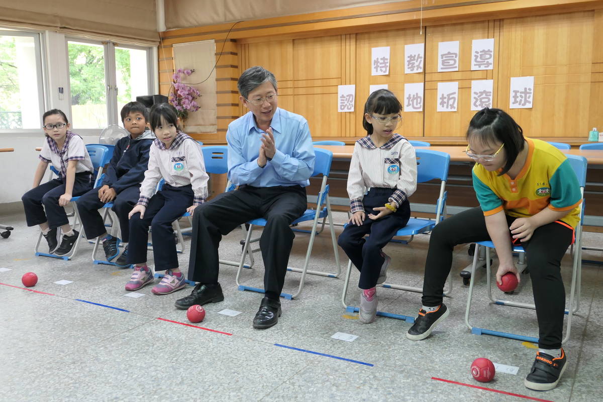 大成國小吳宗達校長一同參與地板滾球特教宣導