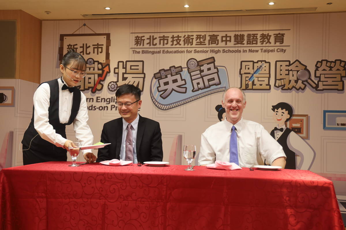 記者會現場模擬外國團來臺觀光情境，由學生扮演餐飲服務人員，全程使用英語進行對話。