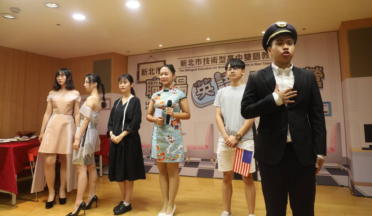 學生分別擔任機師、導遊、會展主持人及服裝設計師，進行英語口說導覽，大秀技高學生流利英語能力。