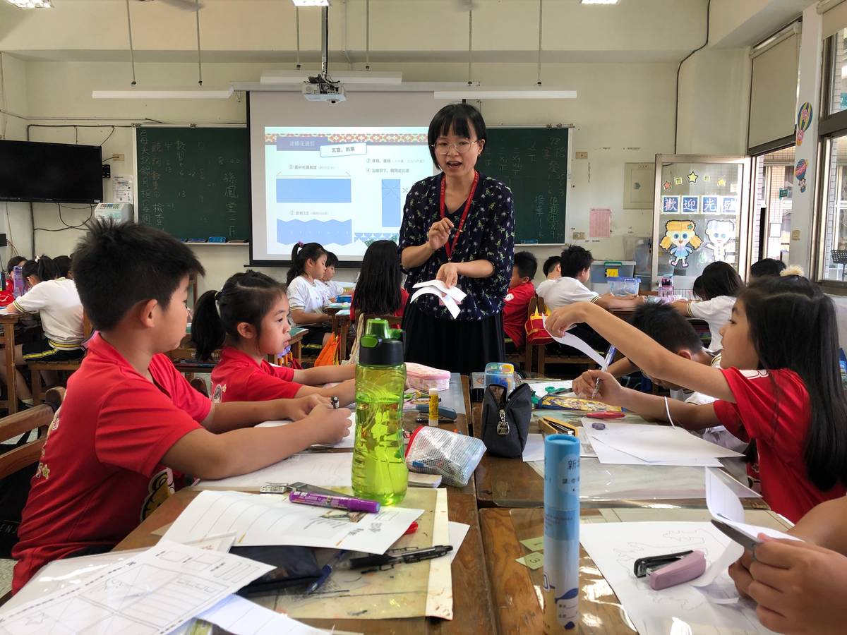 新莊國小公開課，結合傳統糊紙藝術家新興糊紙文化和學校美術老師共備出充滿童趣與創意的藝術STEAM課程。