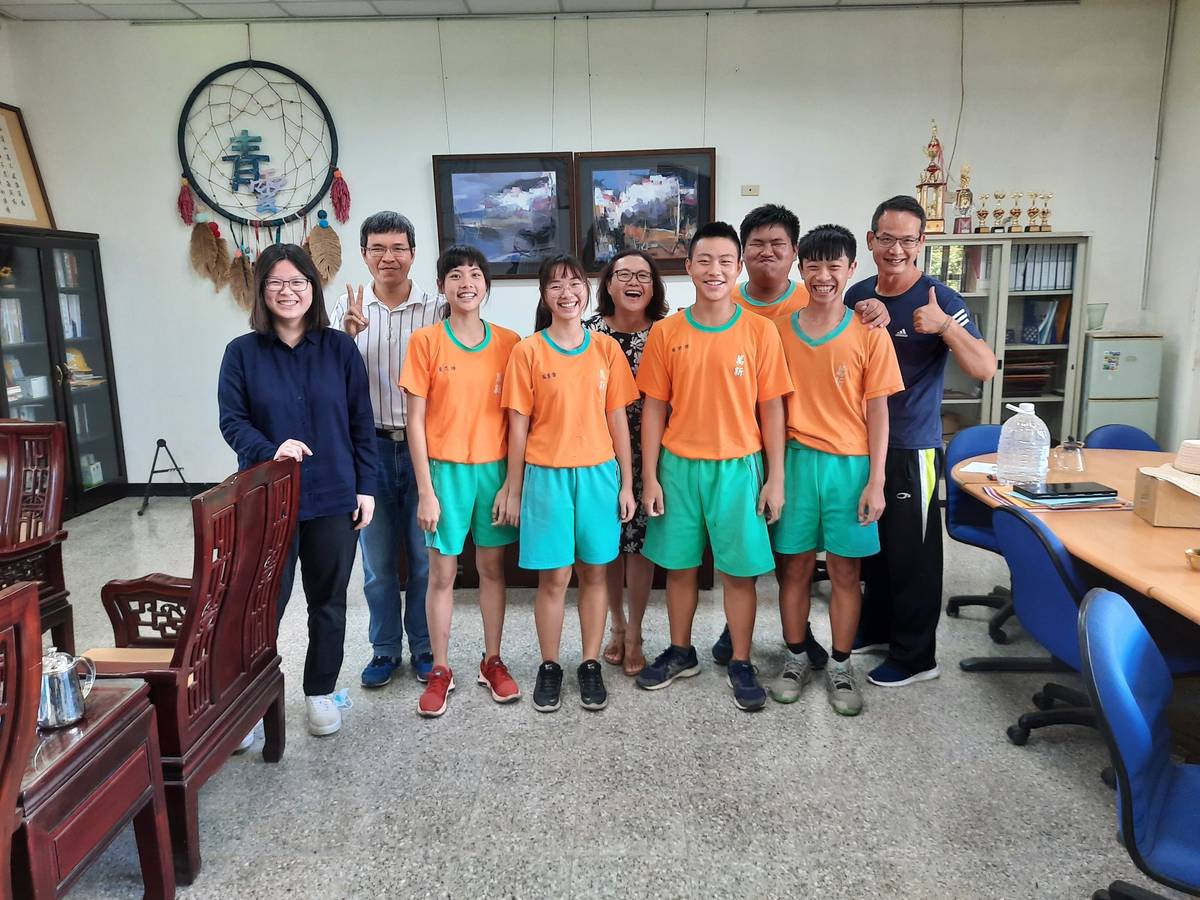 1091017健康校園我最棒-屏東縣萬新國中照片1

屏東縣萬新國中在108年“網紅就是你”菸檳防制影片競賽中，憑藉《拒菸，未來可以改變！》短片作品榮獲全國優等。學校時常邀請醫師辦理菸檳防制宣導講座、老師組織學生進行電子煙危害宣導 。調查學生吸菸品比例，與衛生局合作開設戒菸班，近八成的學生都有明顯的改善。此外，萬新國中的家長、社區志工們非常支持學校的各項宣導和課程。上下一心，代代共創無菸校園。

訪問：臺南市立安南國中曾淑勤校長、鄭勇成學務主任、洪正岳衛生組長、
             邱涵敏指導老師、
             9年2班 施柏均、楊鈞翔、陳冠宏、黃思嬅、張紫倩同學
