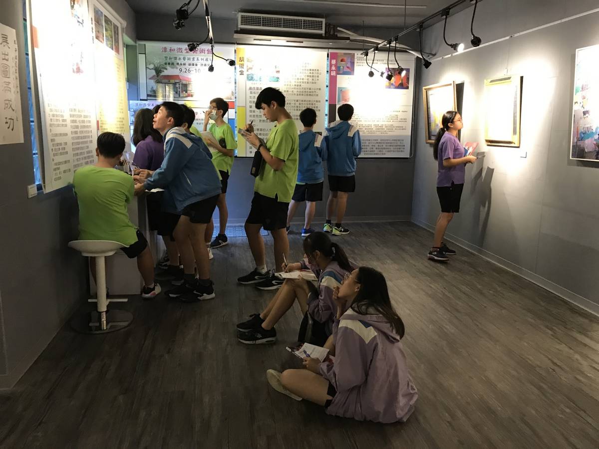漳和中學生在微型美術館專心看展。