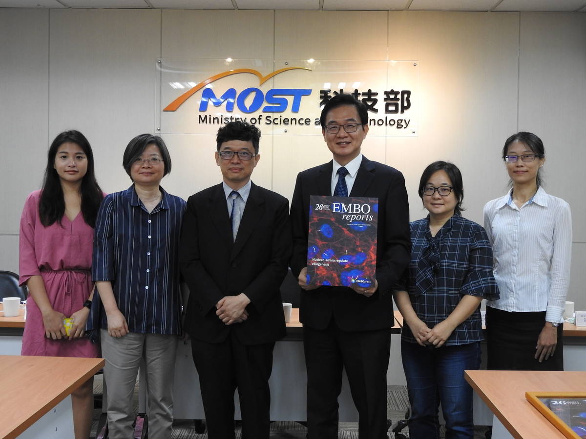 (左起) 陽明大學生化暨分生所褚璟彤助理、陽明大學生化暨分生所游麗如教授、科技部謝達斌政務次長、陽明大學生化暨分生所陳鴻震講座教授、陽明大學生化暨分生所王琬菁副教授、陽明大學生化暨分生所范嘉榕博士
