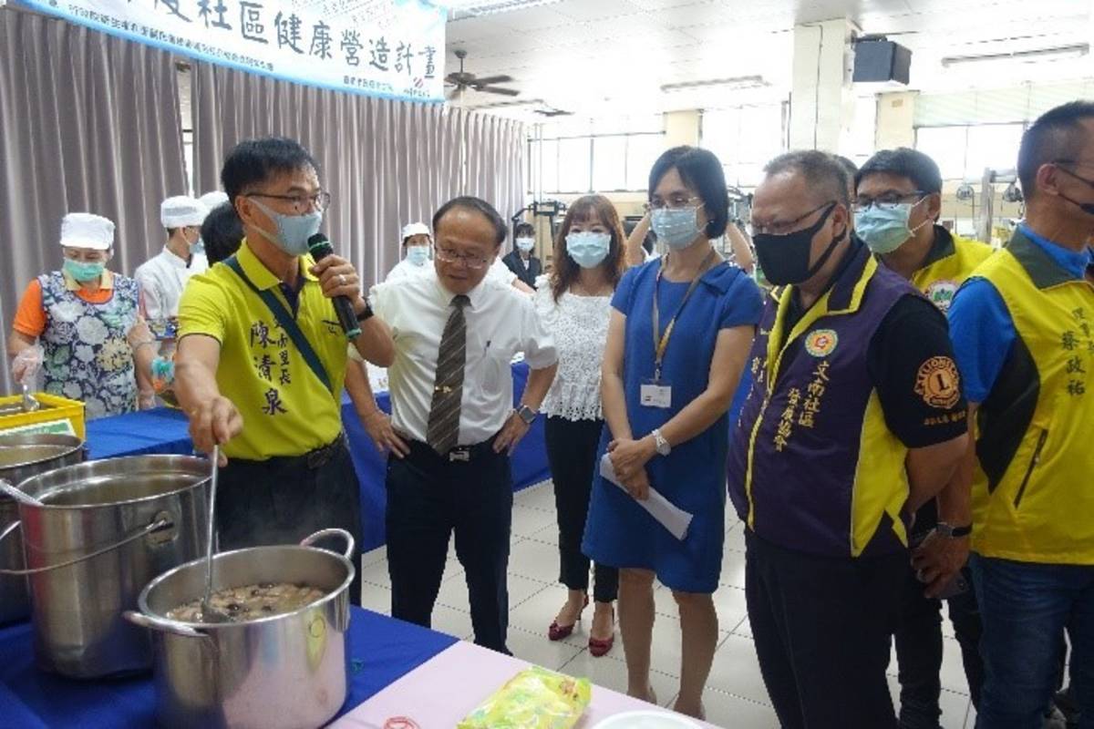 文南里陳清泉里長為貴賓說明活動當日準備的營養餐點。