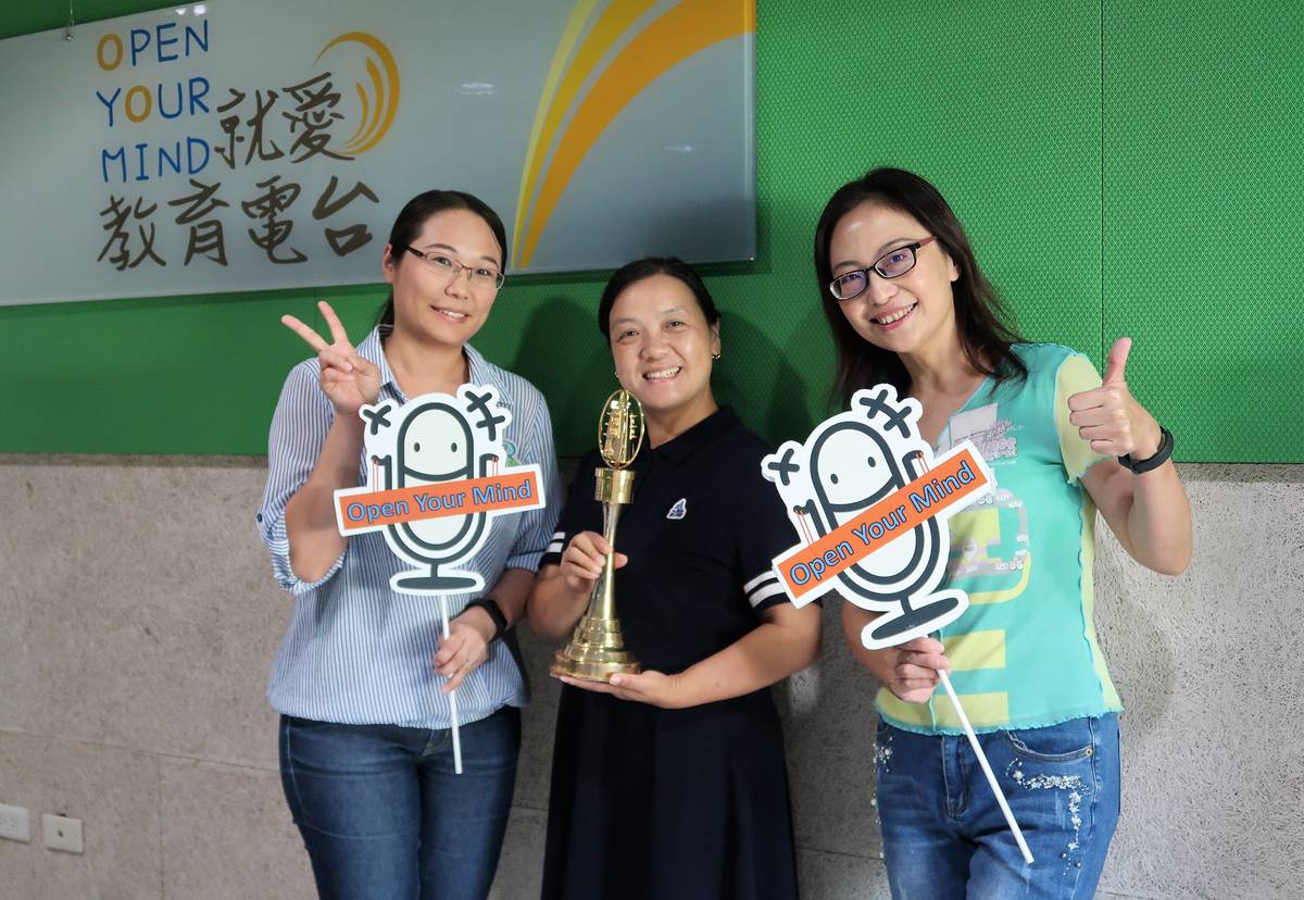廣播培力營兩位學員傅虹(右)和文珍(中)來樂活ING體驗主持與受訪