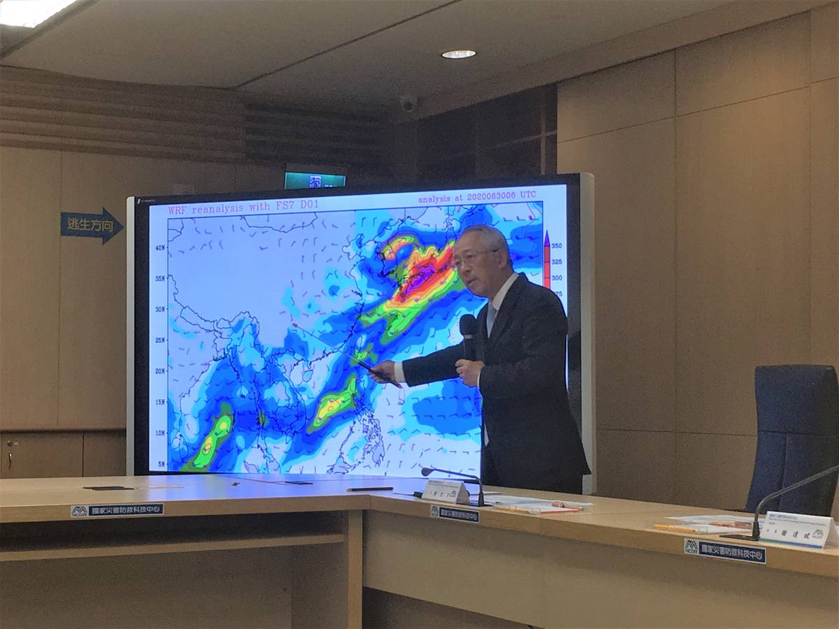 災防科技中心主任陳宏宇表示，民眾只要開啟「落雨小幫手」APP，運用GPS定位，就能立即掌握所在位置半徑十公里內的雲層分布狀況，以及未來一小時的降雨資訊。