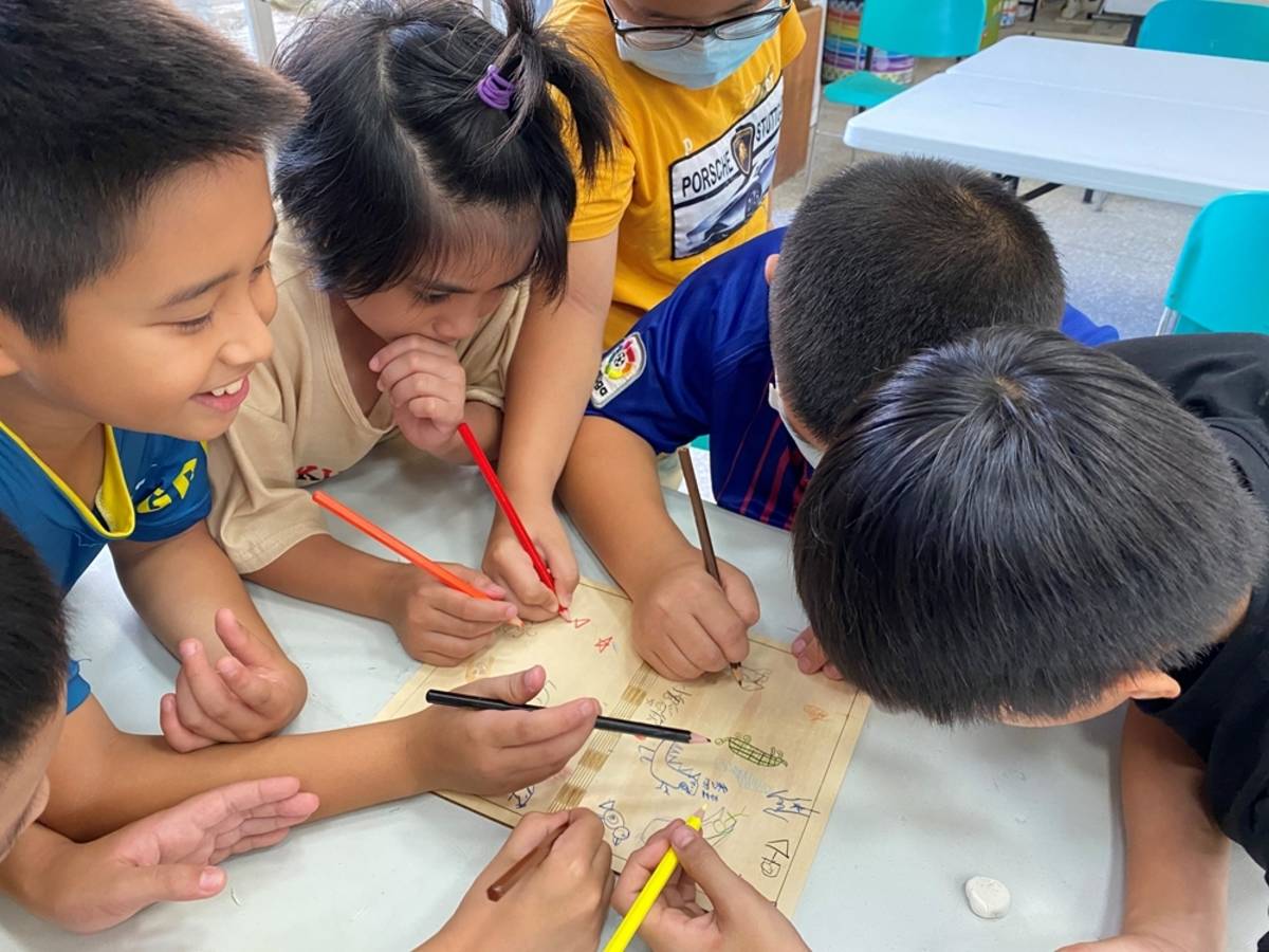 銅門國小學童製作書籍遙控燈