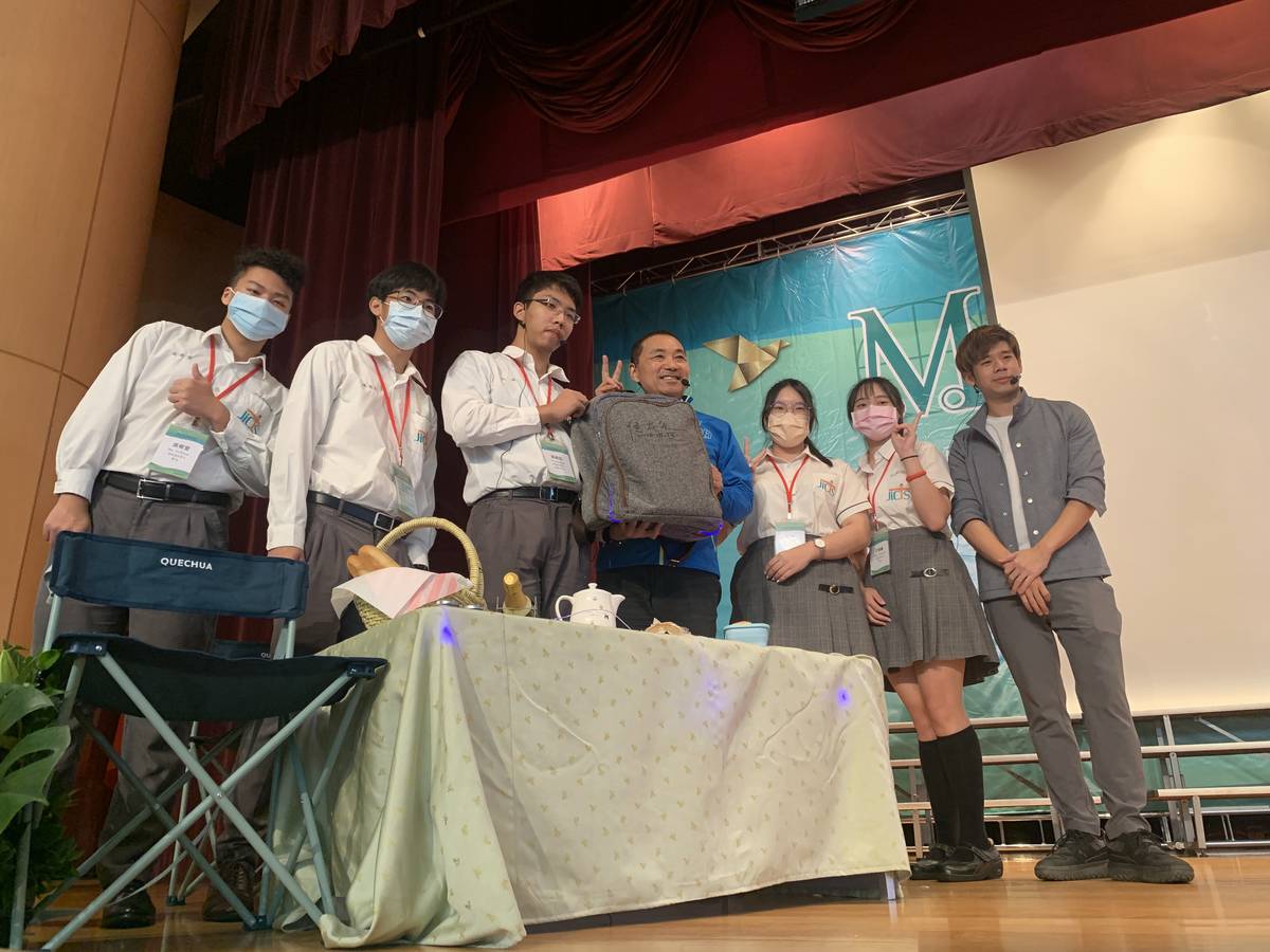 樟樹國際實中多媒體動畫科吳峻廷同學帶著市長侯友宜製作多功能野餐包。