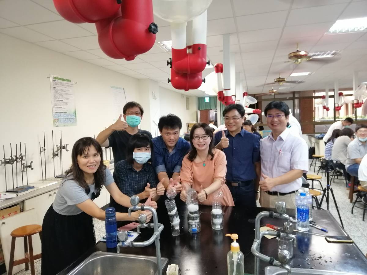 工作坊研發自製簡易淨水器_老師們小組競賽，看誰的淨水器功效最佳。