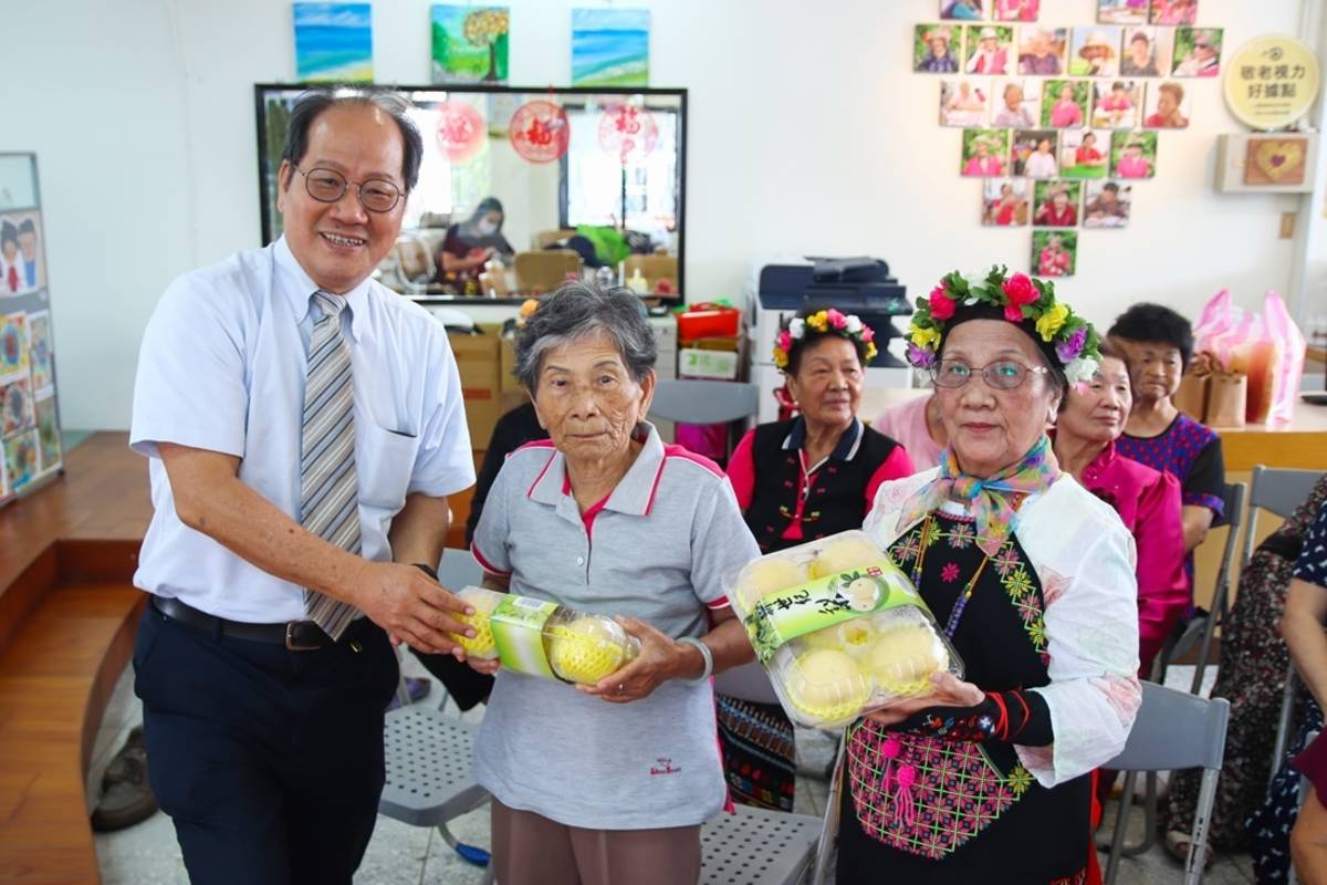 一粒麥子基金會董事長呂信雄(左1)親自到初鹿老人日托站發送梨子，與長輩一起提前歡度重陽節。