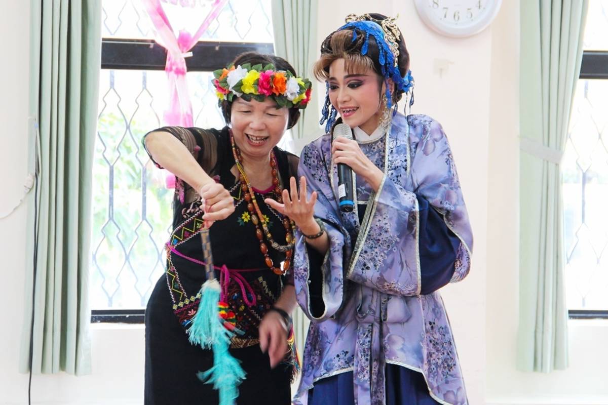 一粒麥子基金會邀請歌仔戲劇團帶來演出，並與長輩們互動，教導長輩簡易的歌仔戲身段及唱腔，長輩學得有模有樣。
