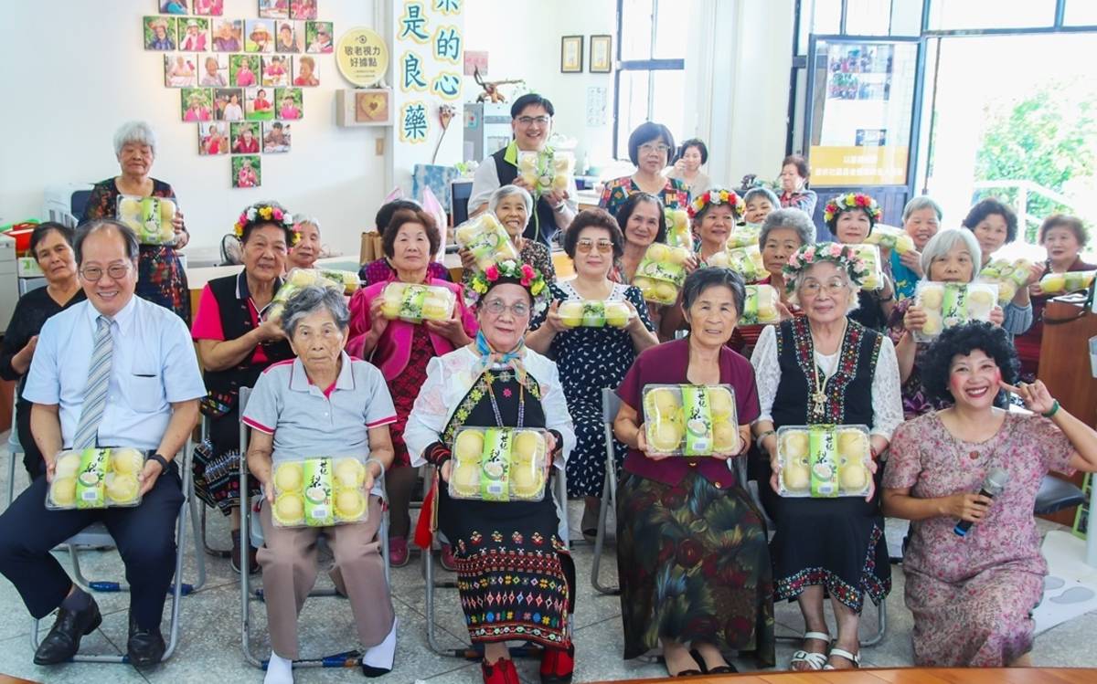 重陽節前夕，一粒麥子基金會準備3017份梨子，分送給臺東、花蓮等縣市的居家服務、日照中心等長輩。