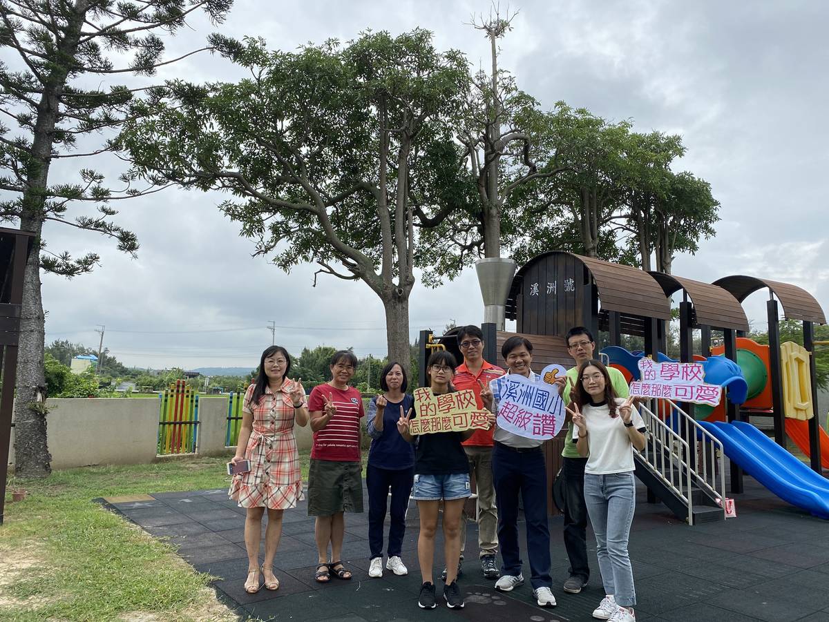 1024_溪洲國小_2

國教署108年健康促進視力保健特優的苗栗縣後龍鎮溪洲國小，秉持預防勝於治療理念，開學即贈予計時器，助學生落實用眼3010；每學期必定進行教室測光、依學生身高調整課桌椅高度；推行山野教育帶領孩子們走出戶外；「下課Follow me」，教導孩子們學會自己做決定和自我管理，營造優良的學習環境，讓學生們落實良好用眼習慣，才是預防近視及視力保健最根本的辦法，細膩用心地實行健促，是溪洲國小連續獲獎的關鍵。

採訪：苗栗縣後龍鎮溪洲國小莊忠賢校長、羅雅玲護理師、許文享教導主任、
             徐晉偉總務主任、謝麗文教務組長、江玉祺學務組長、杜文娟老師、
             六年甲班林緹涵同學