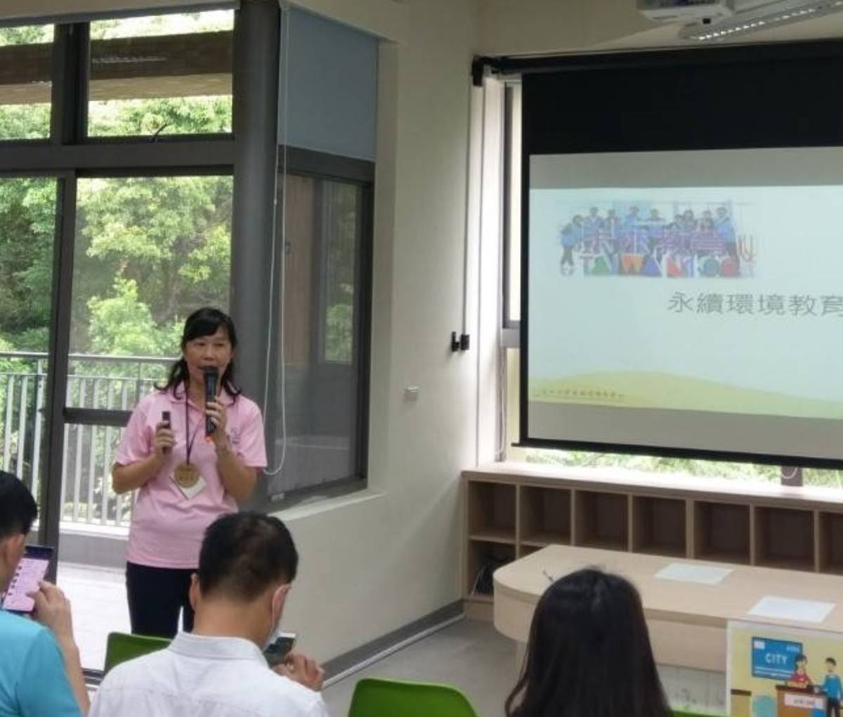 臺北市學校環境教育中心陳莉生老師說明中心的遊學課程