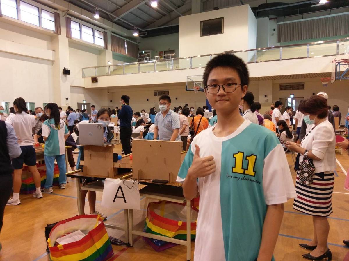 參與設計製作AI活力彩球機的仁愛國中廖同學表示，這項遊戲能引發長者的運動動機