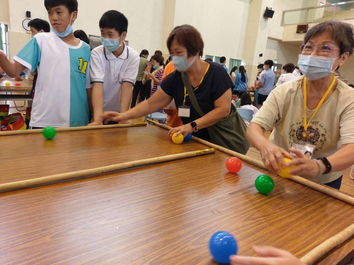長輩認真地玩起AI活力彩球機
