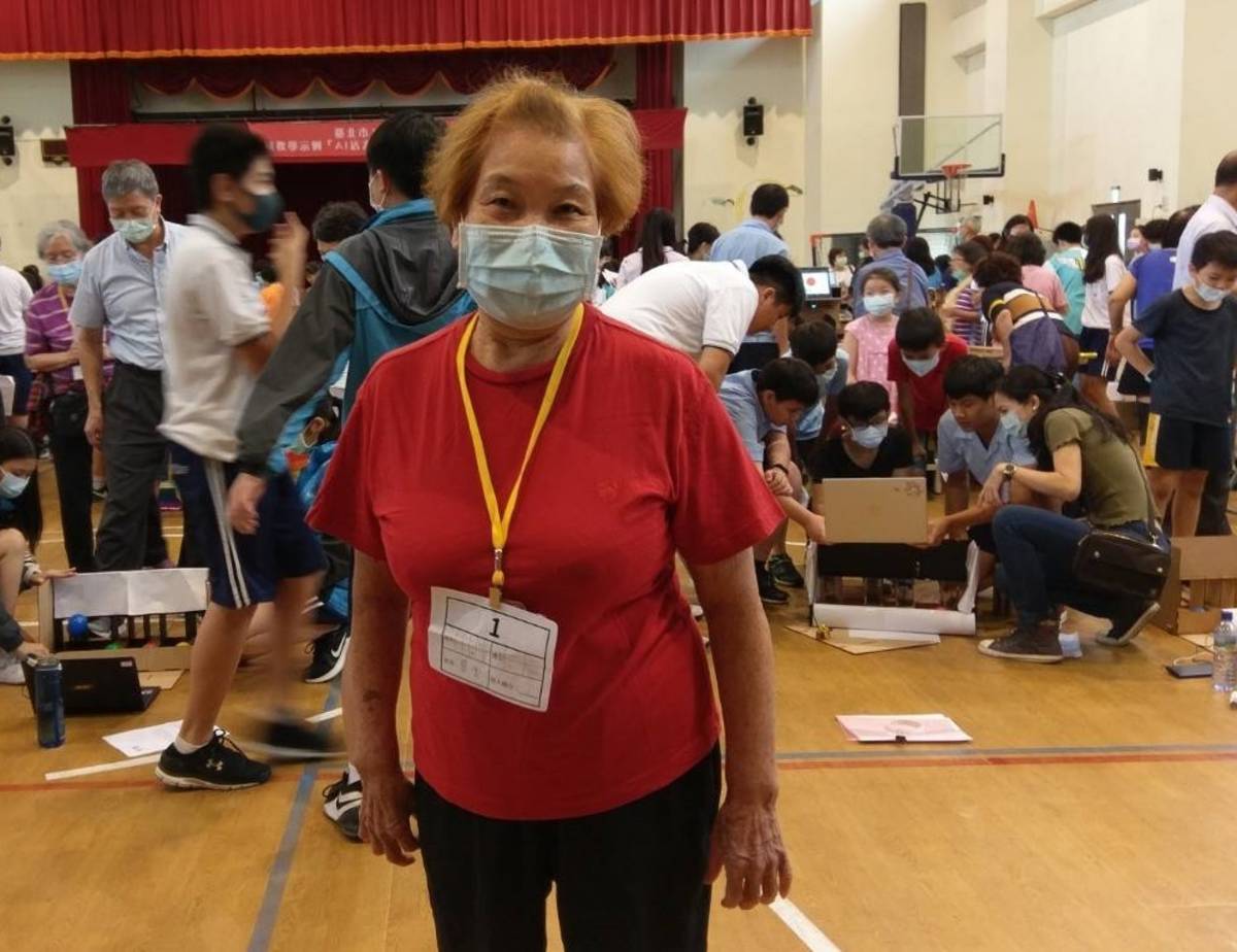 82歲的詹奶奶說，AI活力彩球機不但要動身體還要動腦筋
