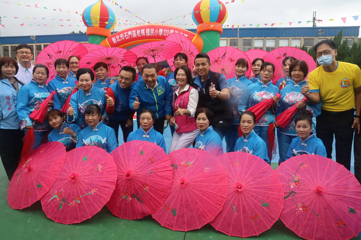 新北市老梅國小今天舉辦120年校慶大會，市長侯友宜到場送上生日祝福，與貴賓共同為校友合力完成的校慶紀念碑揭幕。