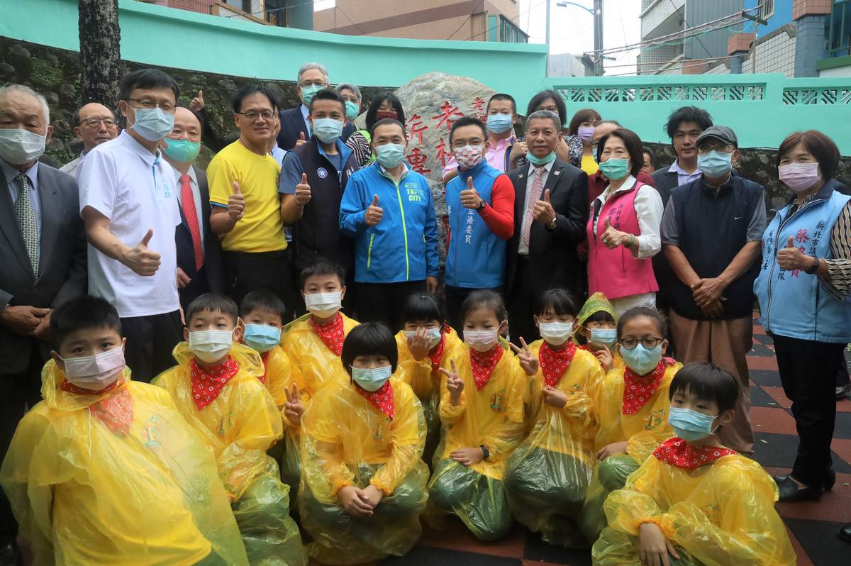 市長侯友宜到場送上生日祝福，與貴賓共同為校友合力完成的校慶紀念碑揭幕。