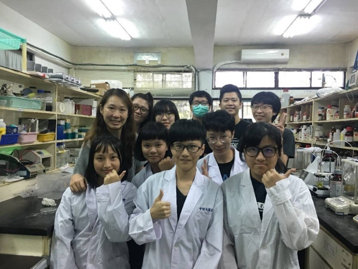 熱愛科學實驗的駱奕帆，帶領學生南征北討，參加科學競賽、國際發明展，屢獲大獎肯定