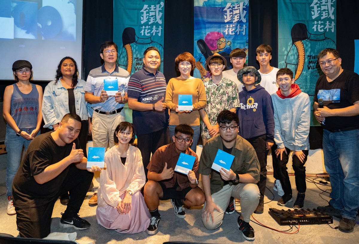 完成首張創作合輯「綻放Bloom＿鐵花村創作輯2019~2020」的學員們，與團隊快樂合影。