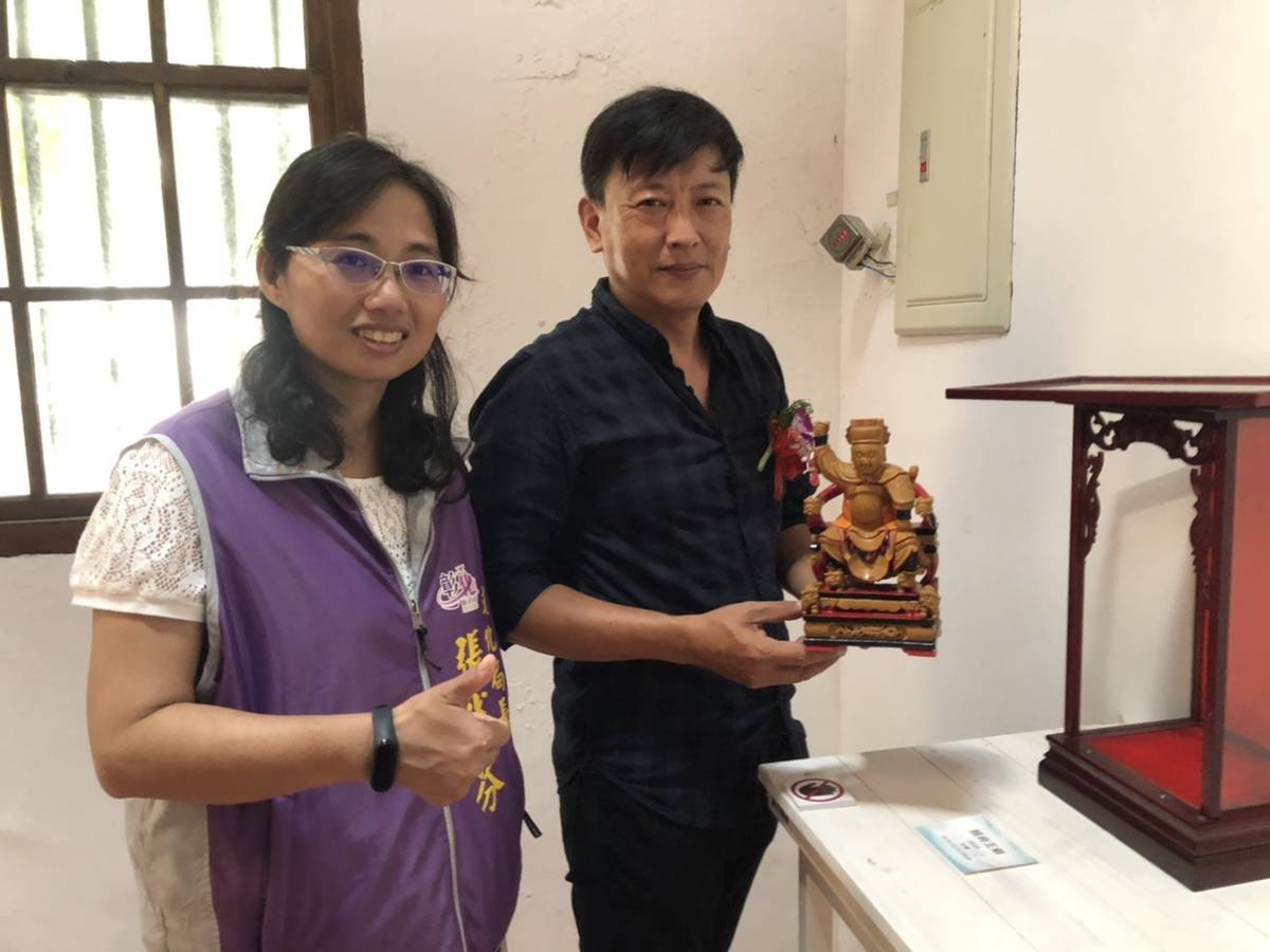 彰化縣文化局長張雀芬(左)與吳翔宇老師合影  (照片:彰化縣文化局)