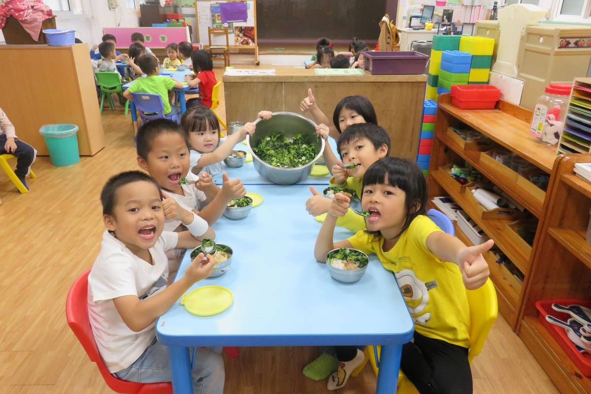 興華附幼的學生津津有味的食用活動認識的蔬菜。
