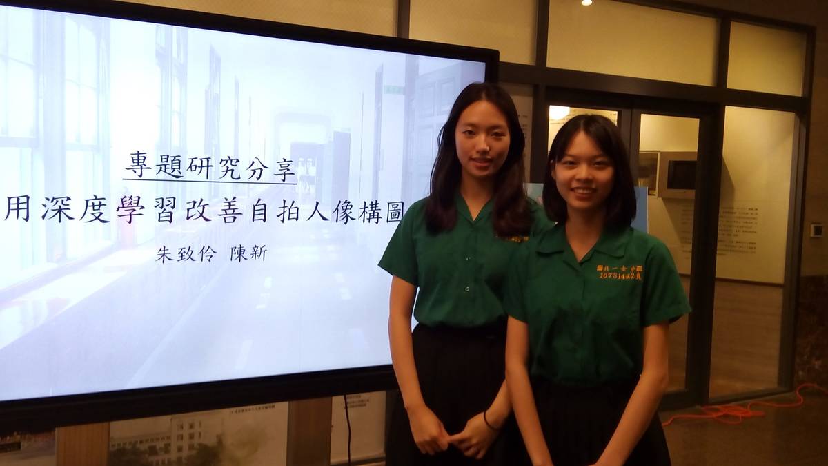 朱致伶(左)與陳新利用深度學習改善自拍人像構圖