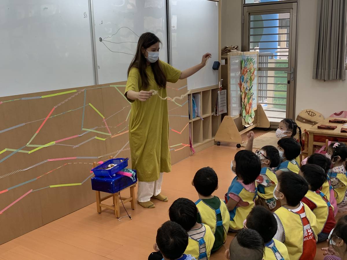 藝術家織女彤彤正在跟幼兒分享生活中常見的線。