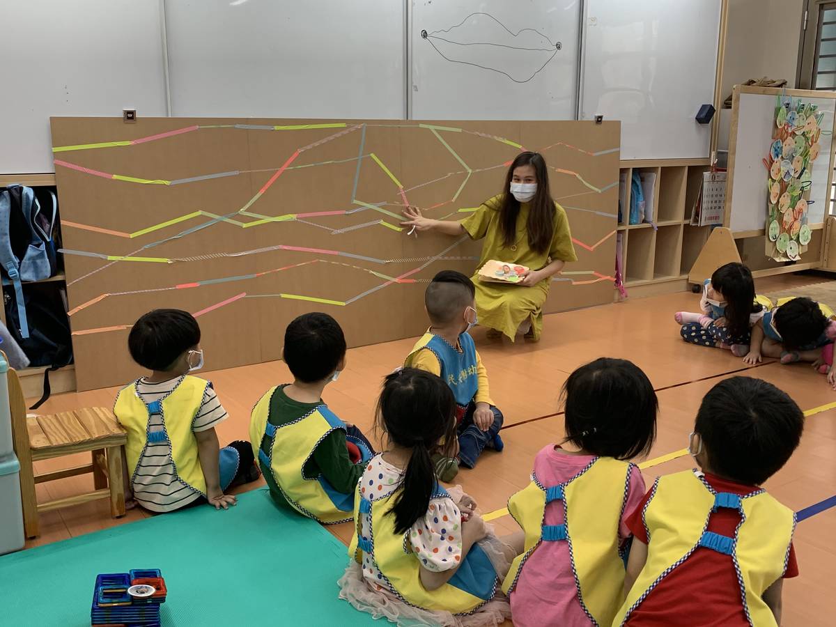 藝術家織女彤彤正在跟幼兒分享點和線。
