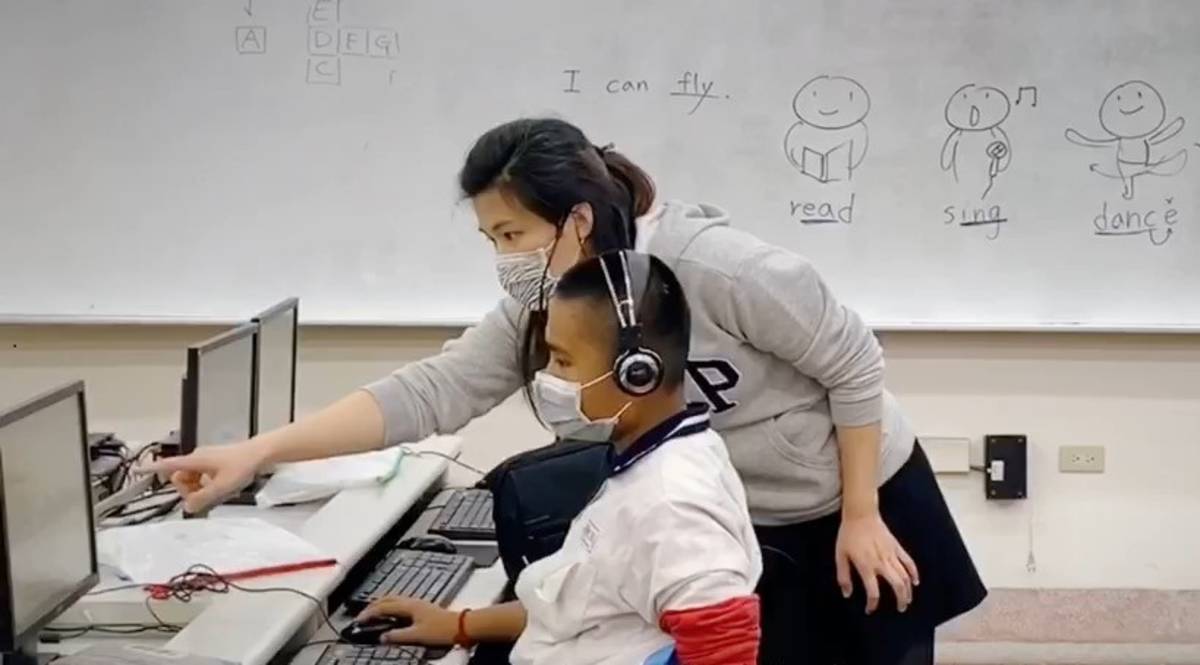 鶯歌國小陳怡君老師指導學生使用coolEnglish平台。