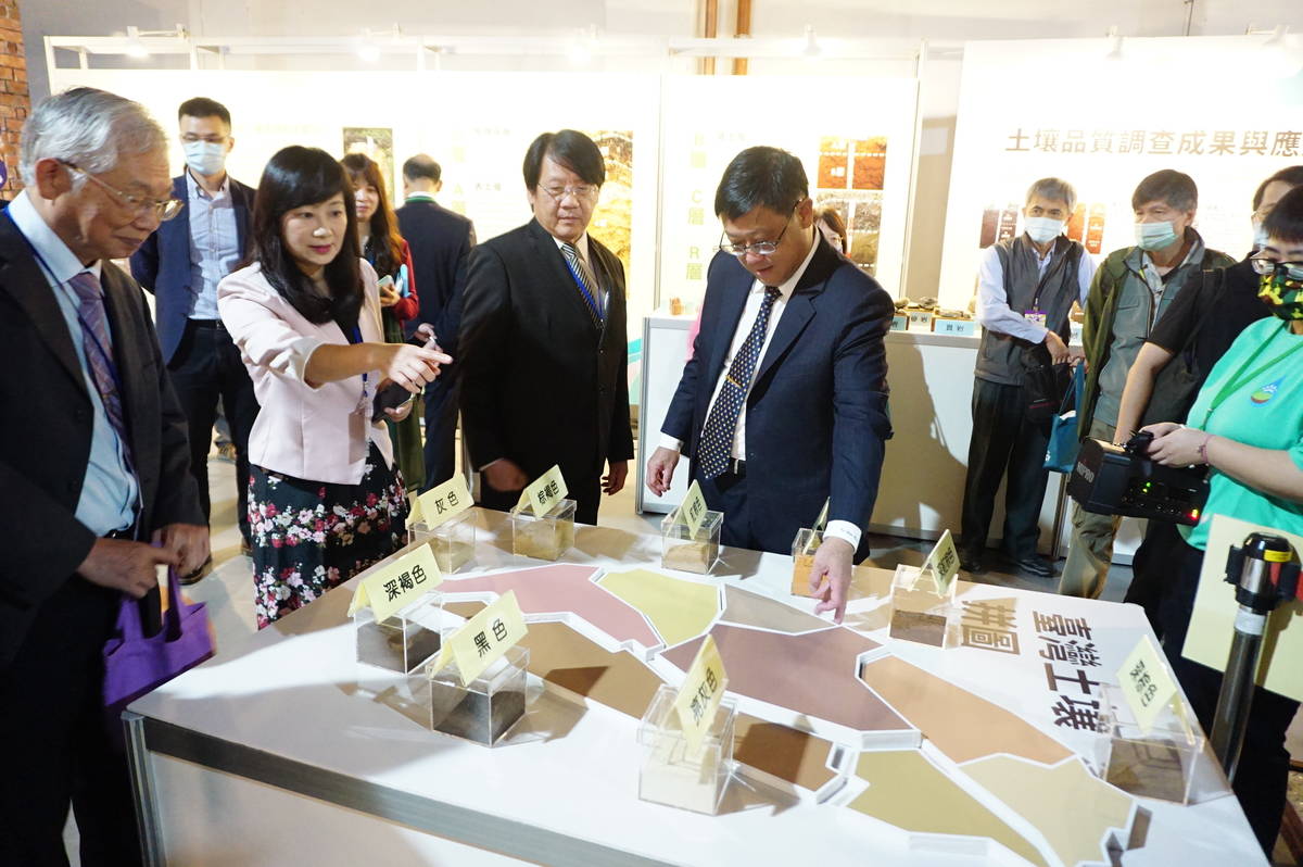 環保署署長張子敬參觀土壤及地下水污染整治法20週年特展(環保署提供)