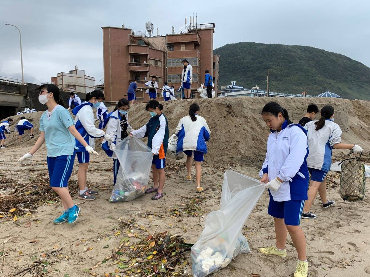 濱江實驗國中八年級同學到萬海淨灘