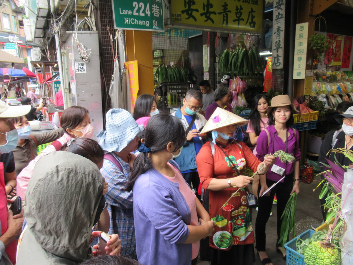 越南老師丁氏秋介紹著魚腥草、林投果、艾草在東南亞的用法，帶領聽友探索青草巷。