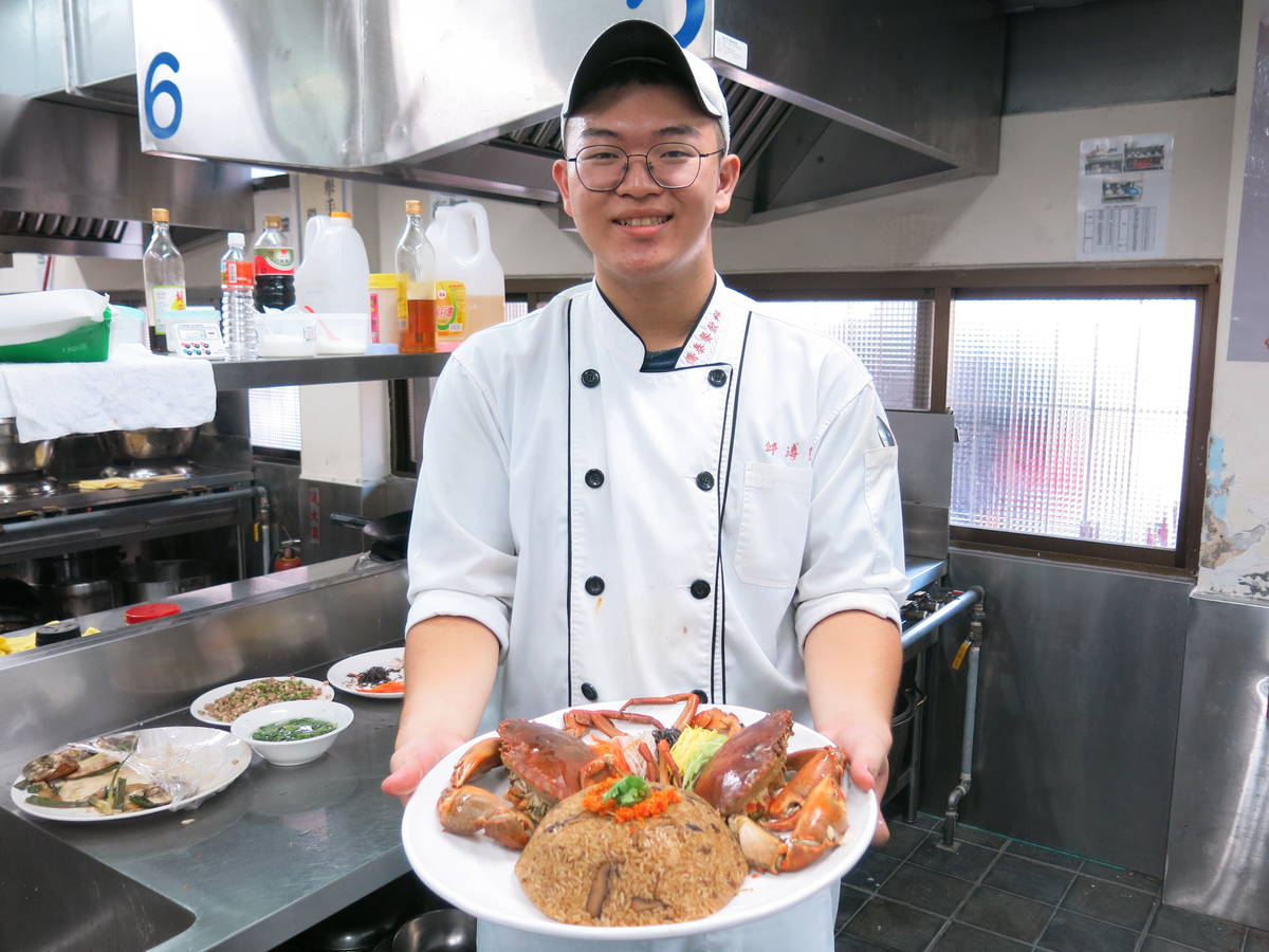 邱溥昱重現比賽菜色「紅蟳米糕」
