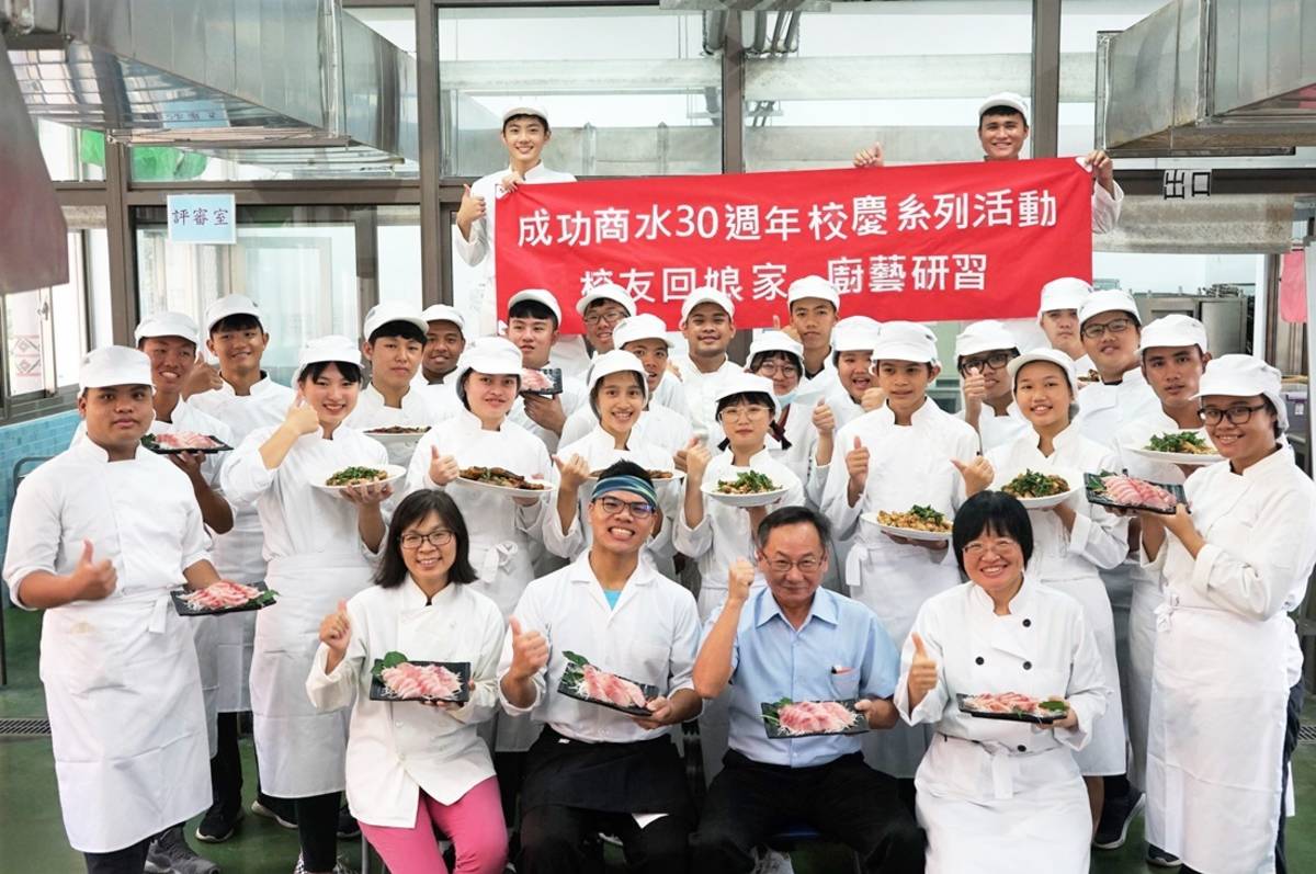 成功商水餐飲學程辦理廚藝研習，邀請第10屆校友陳宏柏(前排左1)返校，以當季捕獲的鬼頭刀傳授學弟妹們一魚四吃料理。