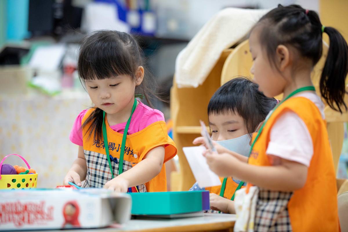 幼生開心的跟同學們一起遊戲。