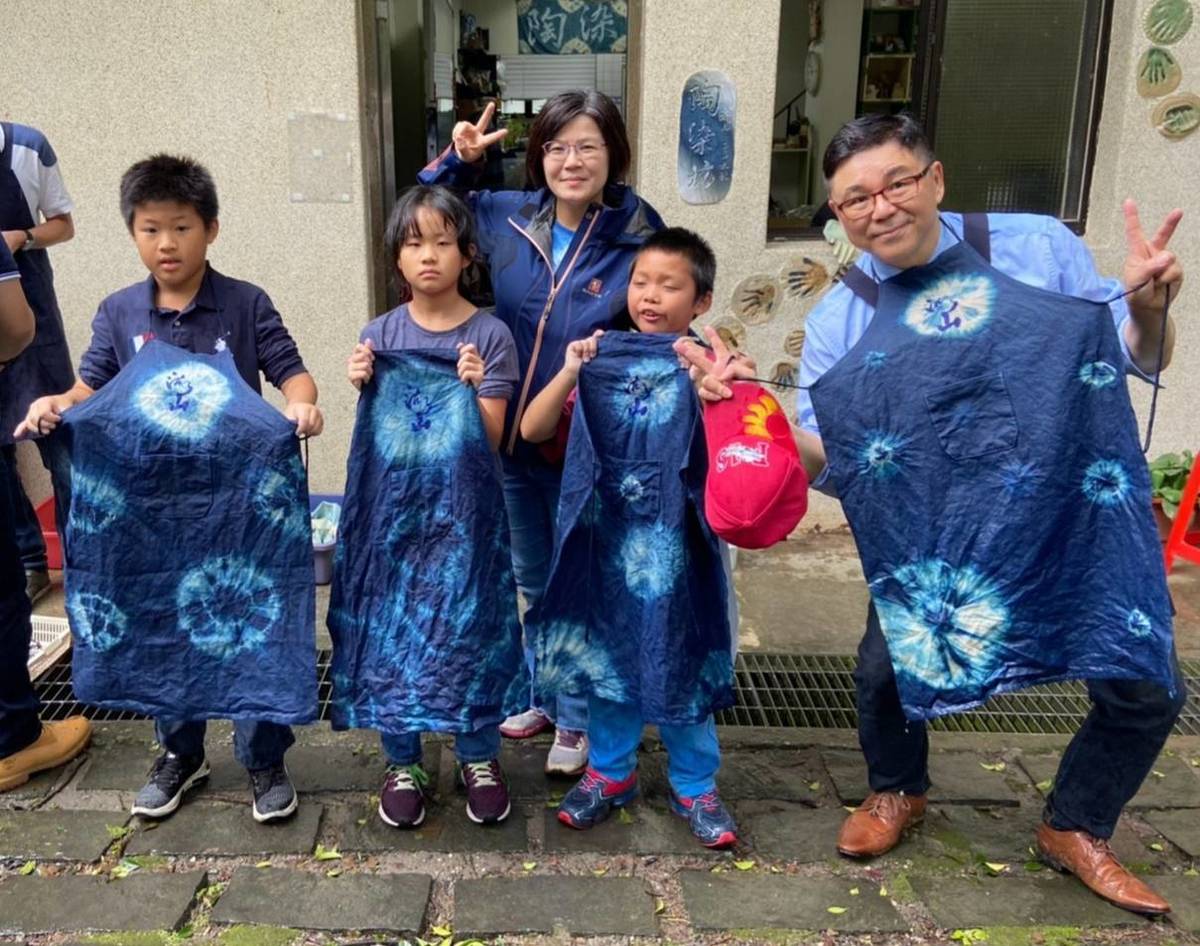 雲聯網扶輪社林青龍社長(右一)、翁嘉聲校長(右三)和學生展示染好的圍裙
