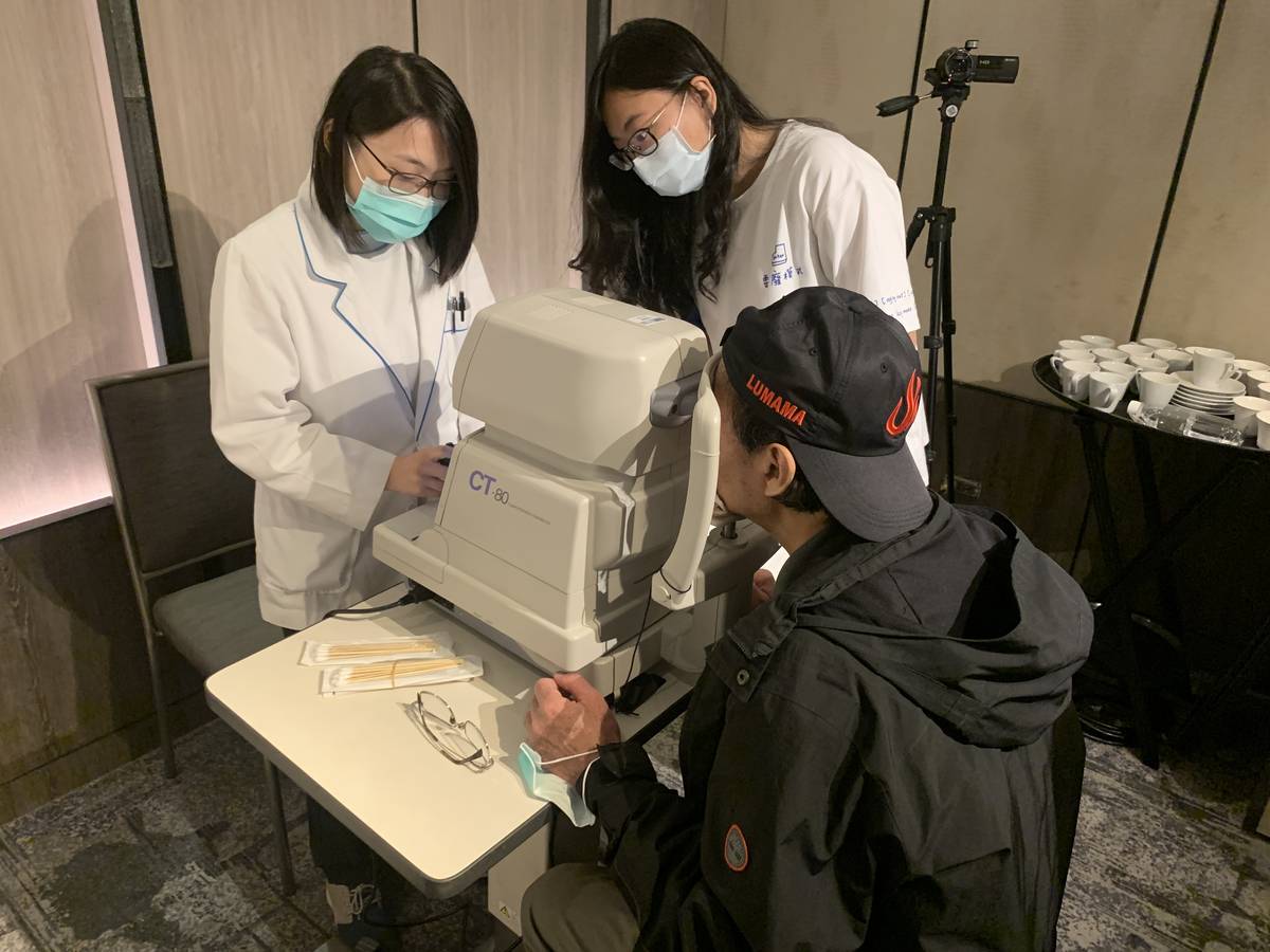 眼科醫師建議，高風險群要定期做眼睛健康檢查，才能早期發現早期治療。

