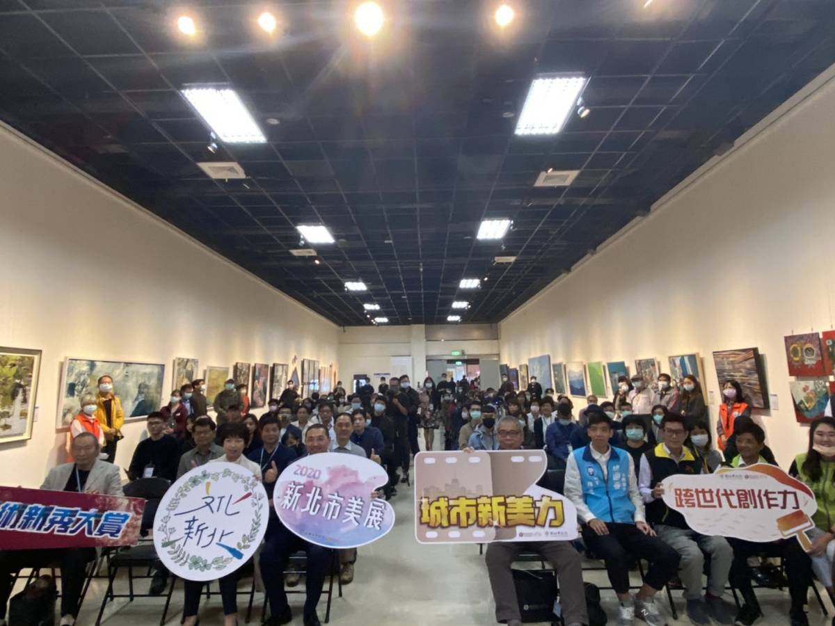 新北市市長侯友宜(左三)、文化局局長(左二)、評審團代表黃海鳴老師(右四)及新北市美展各類別得獎人大合照。
