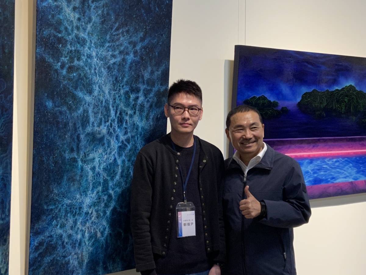 市長侯友宜鼓勵油畫類第1名鄭慎尹，並與其作品《芳蘭山風景》合照。