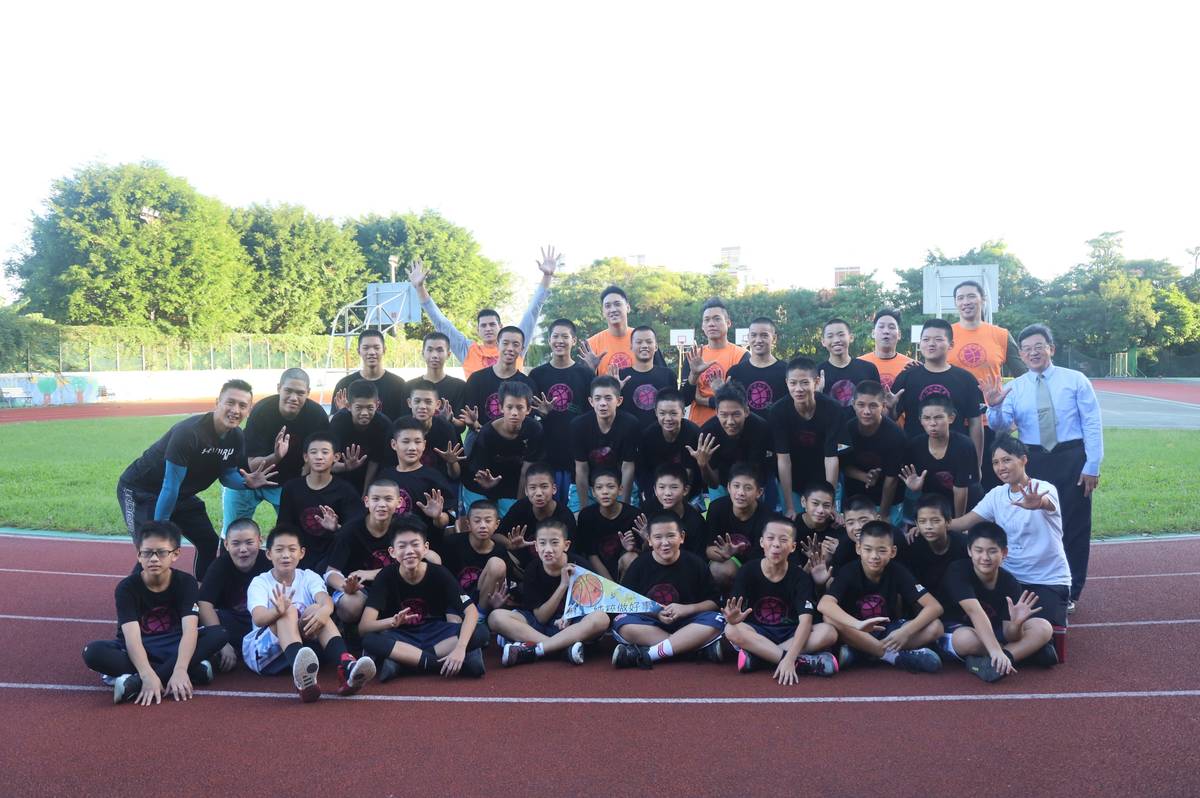 五位球星抱著「純粹做好事」的理念化身一日教練，傳承經驗給五股國中小的籃球小將。