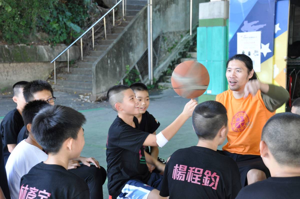 五股國中小學生開心穿著贈送的專屬球衣和偶像學習各項籃球技巧。