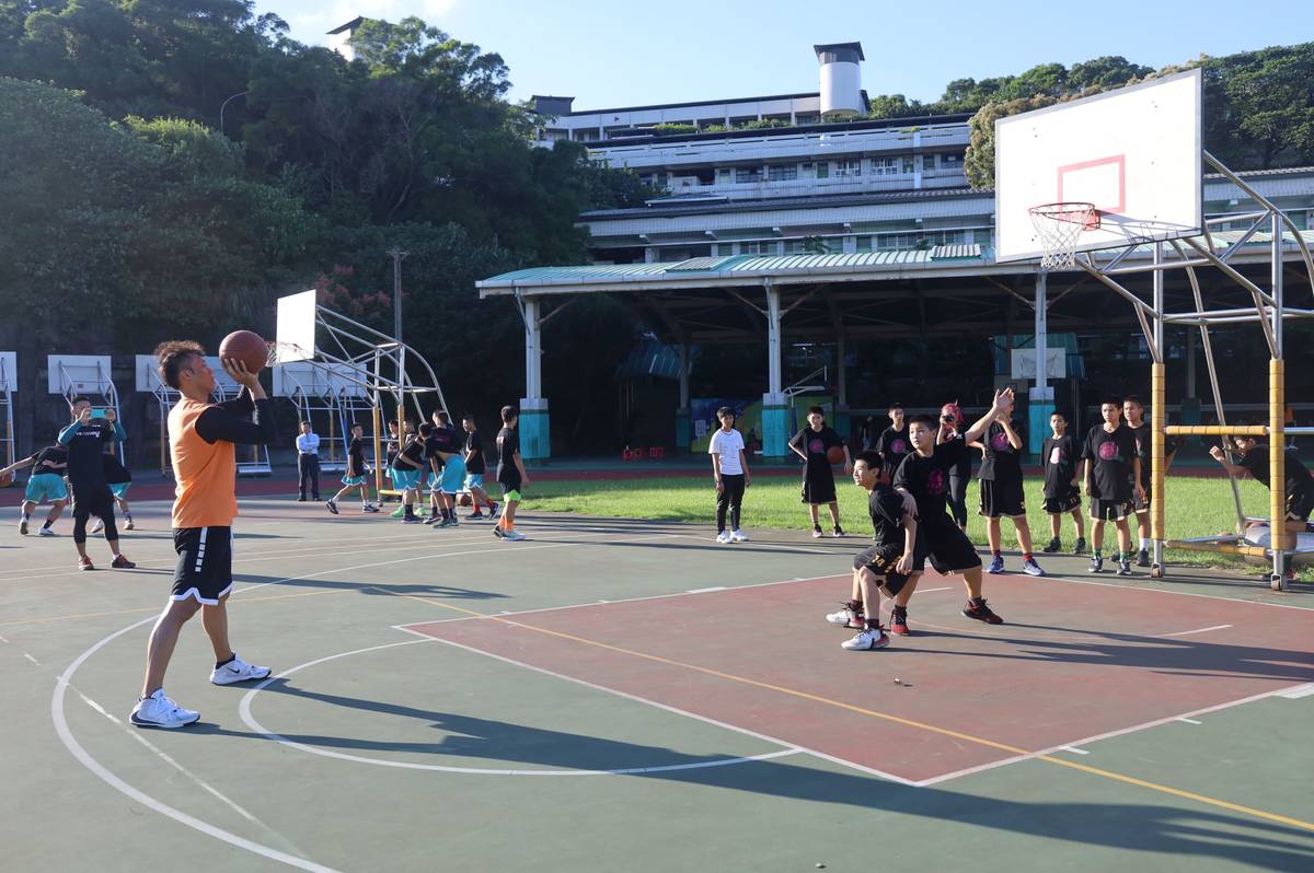 「純粹做好事」大小名將籃球場上試身手。