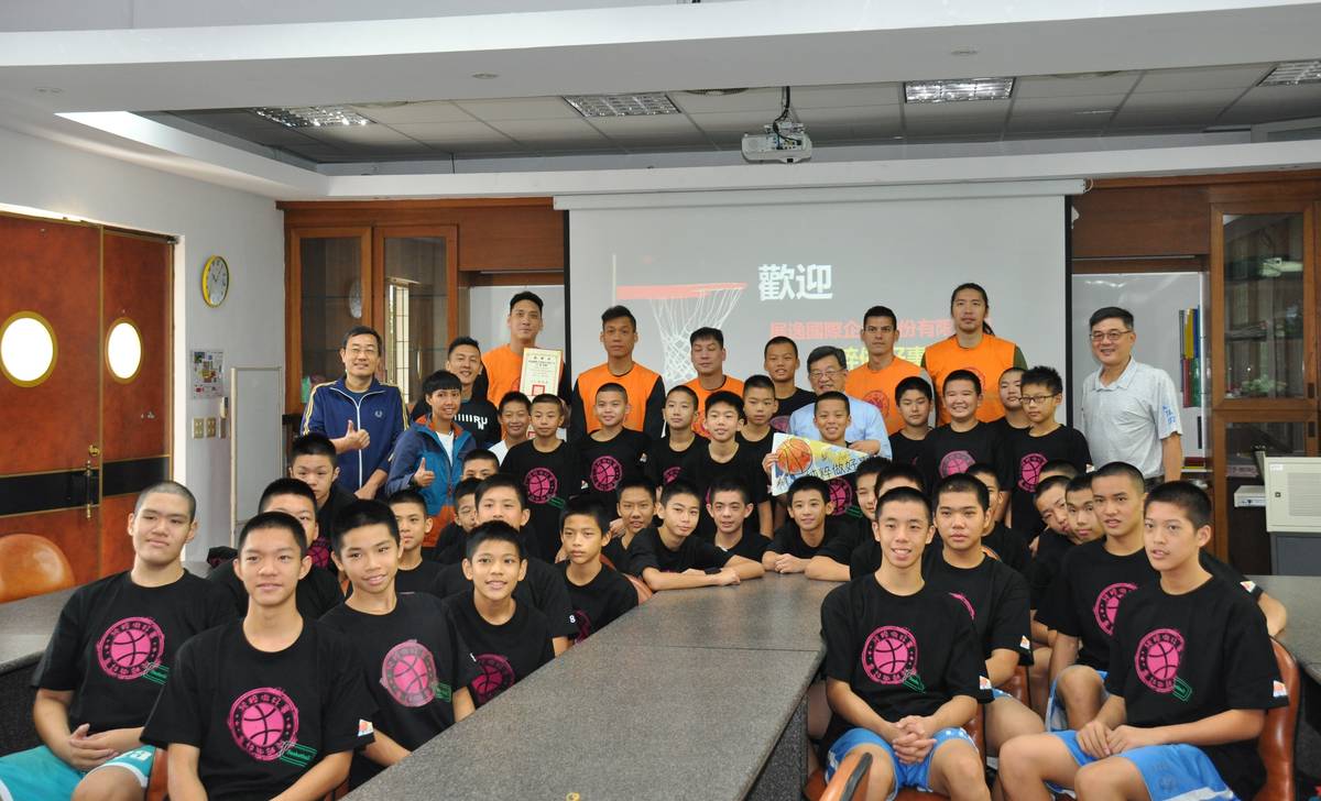 台灣「黃金世代」最具有籃球天賦的一代球星，在「純粹做好事」的理念支持下，發願基層巡迴。