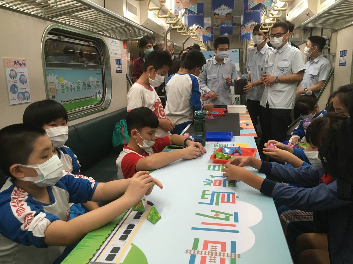 2020科普環島列車上，師大附中科學班高二的學生，帶領著日新國小的孩子進行科學探索。